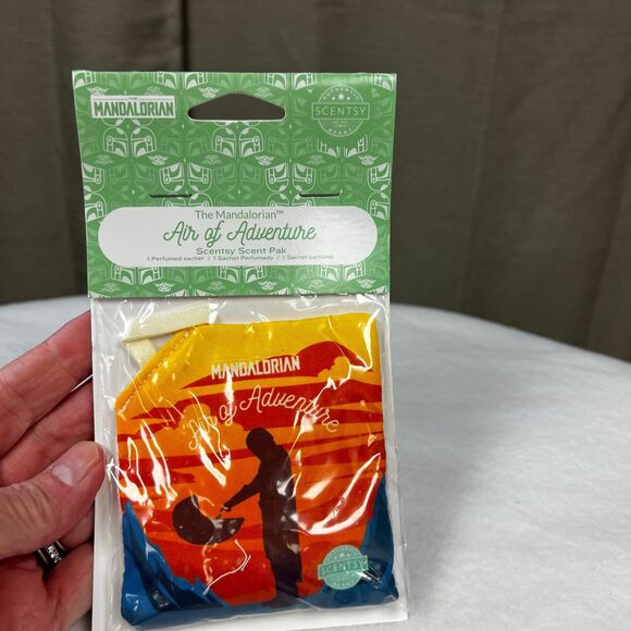 Scentsy Buddy The Mandalorian Figure and air of adventure scent in box - Picture 11 of 12